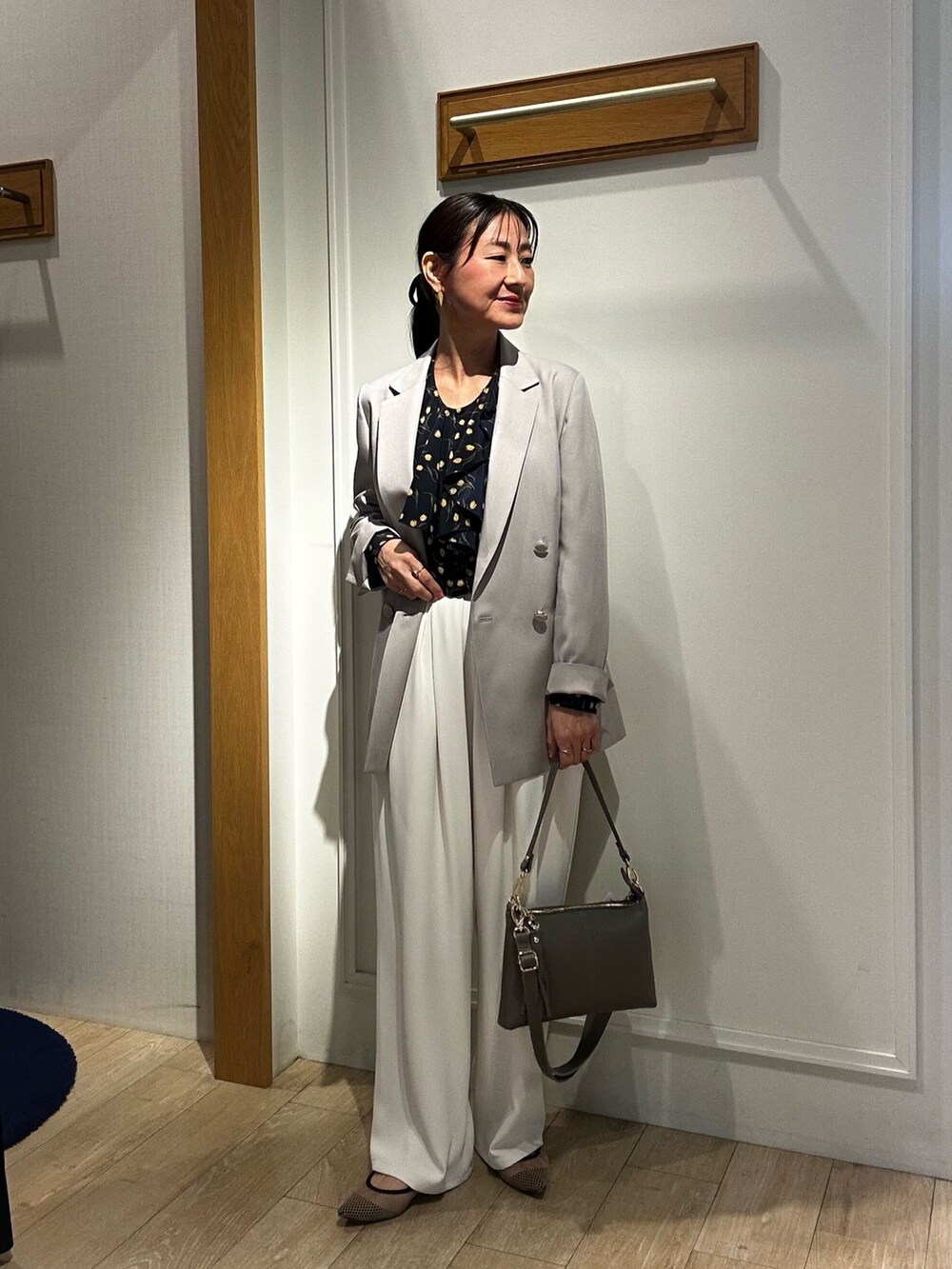 ベージュ系のテーラードジャケット、ブルー系のシャツ/ブラウス、ホワイト系のその他パンツを着用したレディースの春コーディネートの6枚目の写真