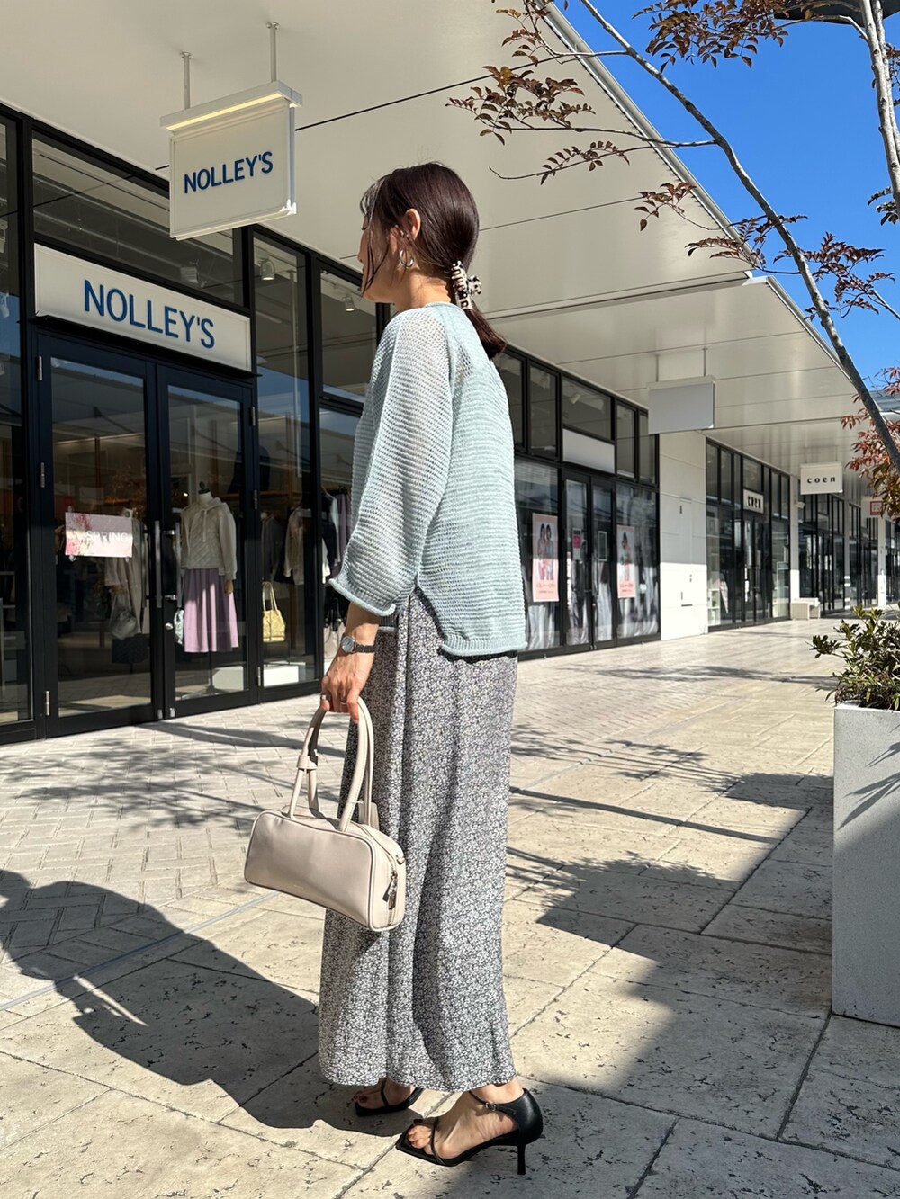 「春コーデ、春めき満開コーデ、春服コーデ、大人可愛い、大人コーデ、春、春服、低身長女子、お花見コーデ、150cm台コーデ、低身長コーデ、花柄スカート、フラワープリント、40代ファッション、スカートスタイル」|「MICO COULIERのホールガーメント ギマタック編みプルオーバーニット(ニット/セーター、グリーン系)」を使った、daimonさん(骨格ナチュラル・レディース・154cm)の春コーディネートの2枚目の写真