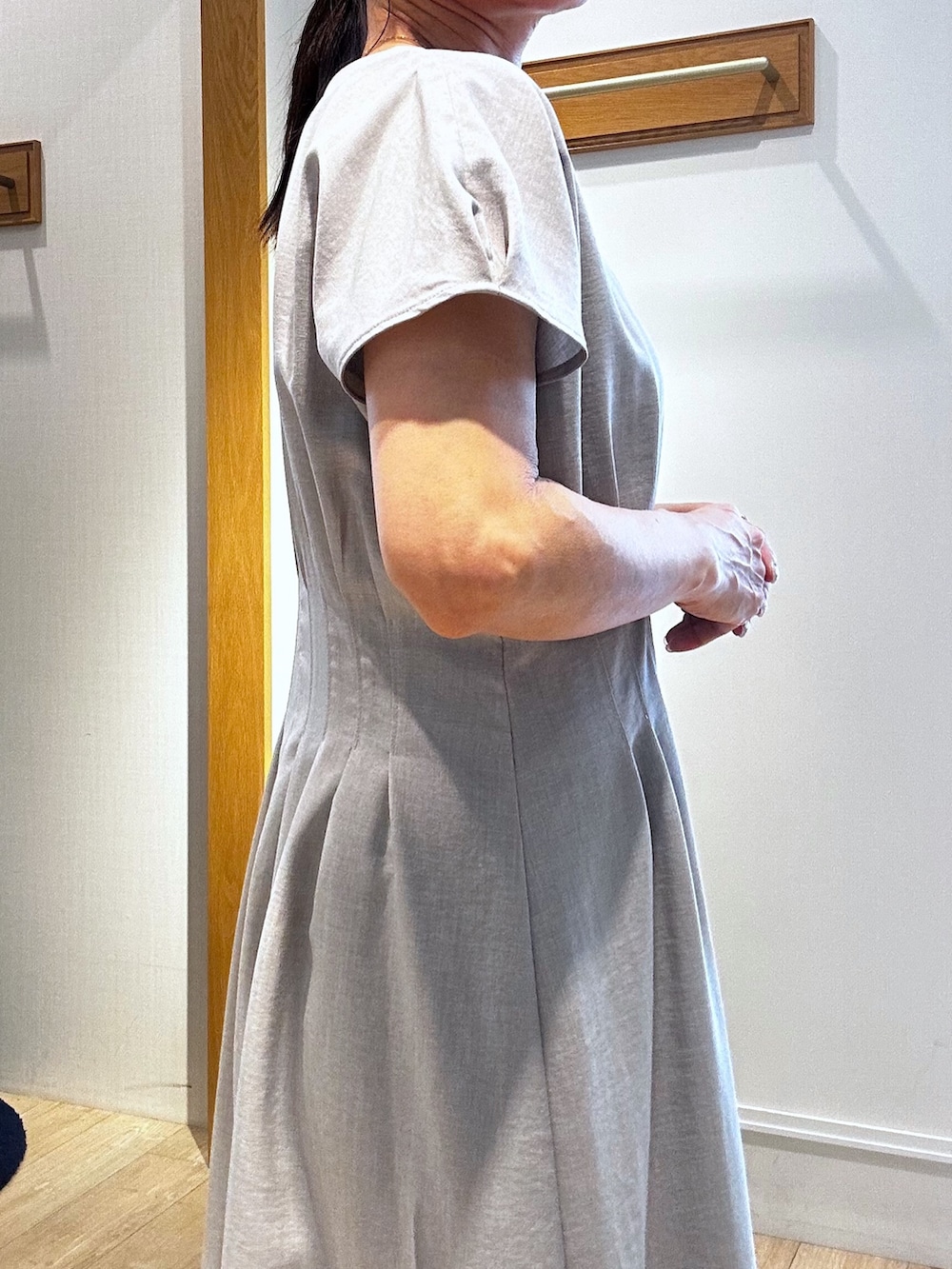 ベージュ系のワンピース、ブルー系のカーディガン/ボレロ、グレー系のショルダーバッグを着用したレディースの春コーディネートの8枚目の写真