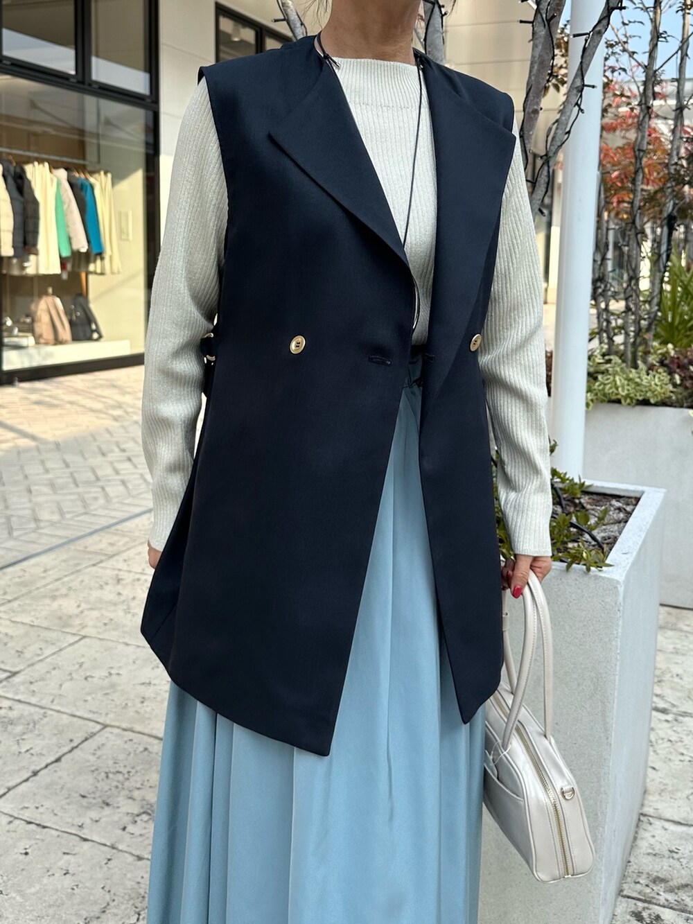 「休日スタイル、オトナ女子、ゆるコーデ、大人カジュアル、シンプルスタイル、低身長コーデ、きれいめカジュアル、キレイめ、セレモニーコーデ、ジレスタイル、ジレコーデ、ジレ、低身長女子、きちんとスタイル、40代ファッション」｜「MICO COULIERの《オケージョン対応》リバーシブルタフタスカート（スカート、ベージュ系）」を使った、daimonさん（レディース・154cm）の冬コーディネートの7枚目の写真