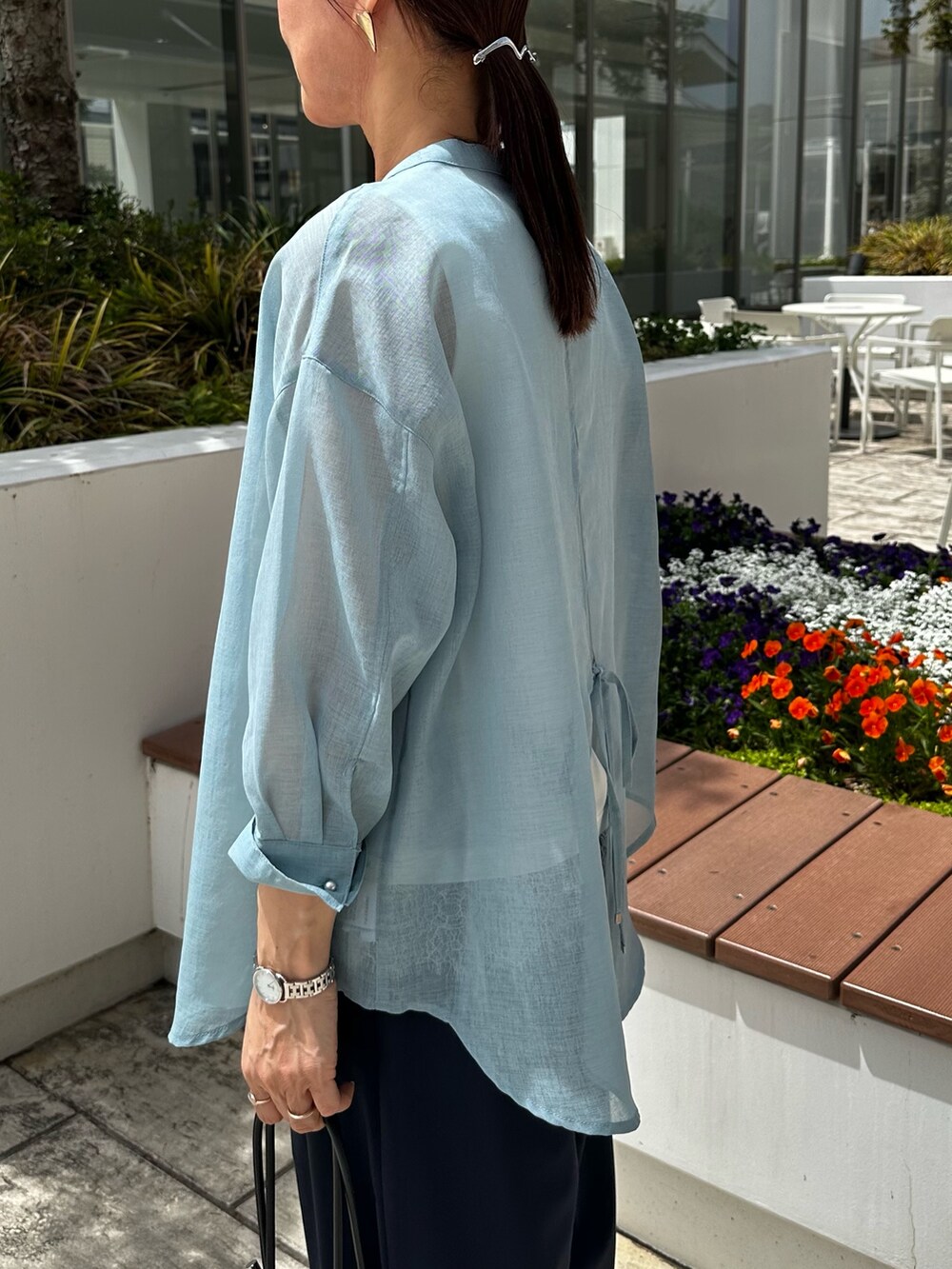 ブルー系のシャツ/ブラウス、ホワイト系のTシャツ/カットソー、ブルー系のその他パンツを着用したレディースの春コーディネートの6枚目の写真