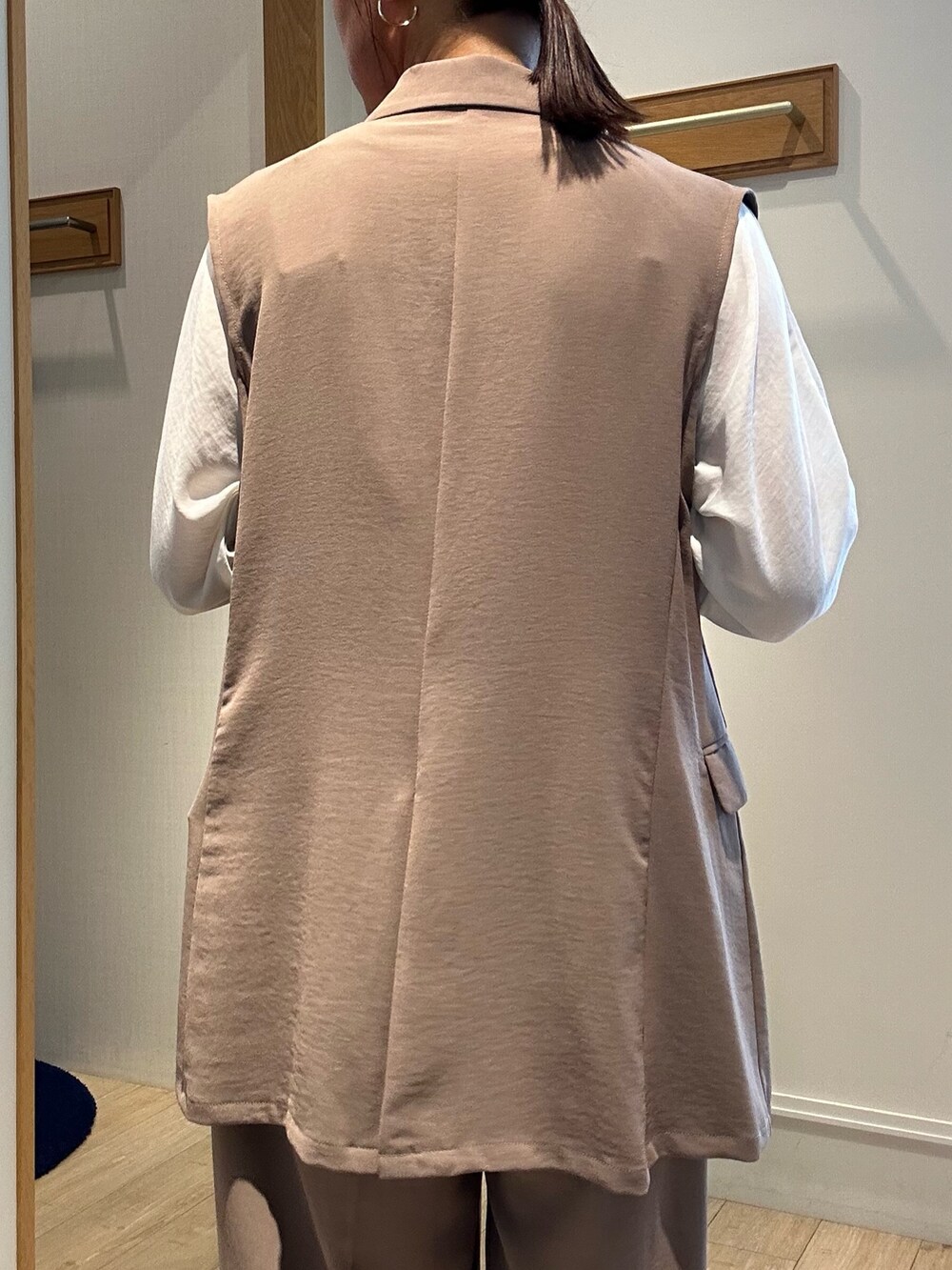 ブラック系のサンダル、ホワイト系のシャツ/ブラウス、イエロー系のテーラードジャケットを着用したレディースの夏コーディネートの8枚目の写真