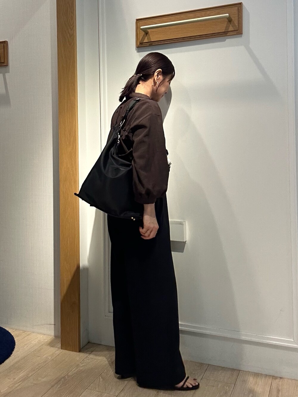 ブラウン系のシャツ/ブラウス、ブラック系のその他パンツ、ブラック系のショルダーバッグを着用したレディースの夏コーディネートの3枚目の写真