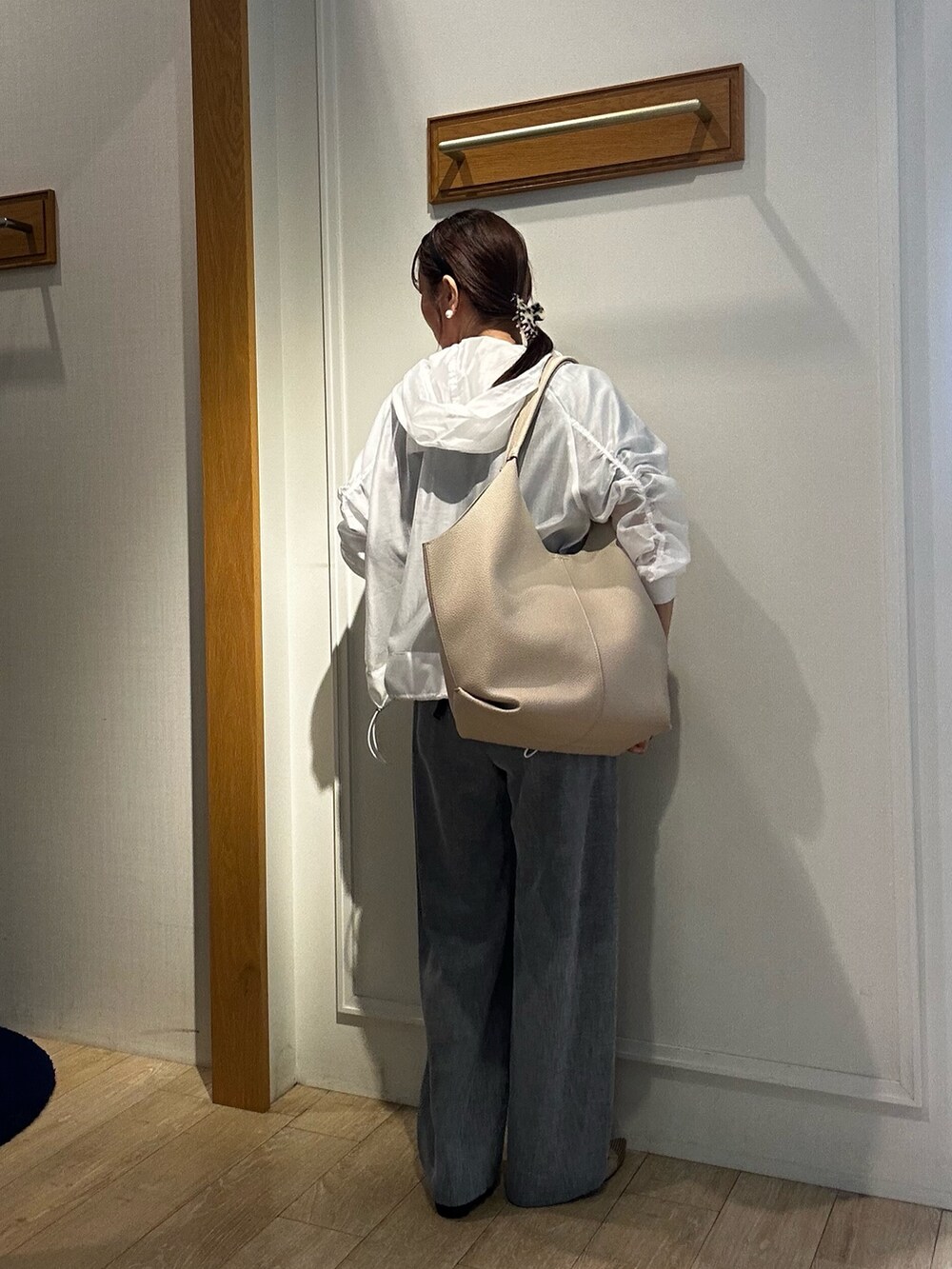 ホワイト系のブルゾン、ブルー系のシャツ/ブラウス、ブルー系のその他パンツを着用したレディースの春コーディネートの2枚目の写真