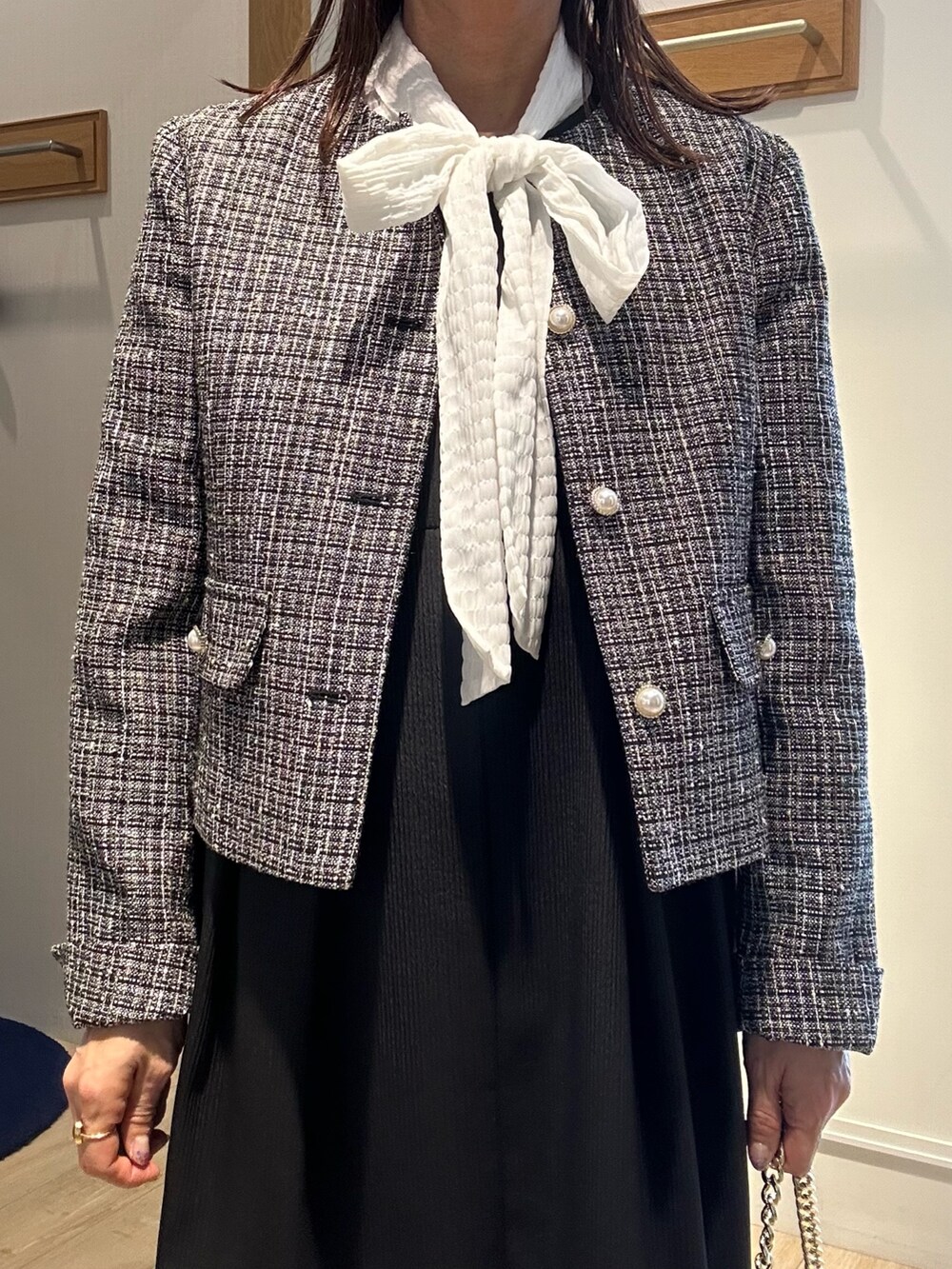 「大人女子、オフィススタイル、フェミニンコーデ、お仕事コーデ、キレイめ、40代、40代ファッション、40代女性、50代ファッション、入学式、入学式ママコーデ、卒業式、卒業式コーデ、卒業式ママコーデ、セレモニー」｜「MICO COULIERの《オケージョン対応》コッパーラメツィードジャケット（ノーカラージャケット、ブラック系）」を使った、daimonさん（骨格ナチュラル・レディース・154cm）の春コーディネートの5枚目の写真