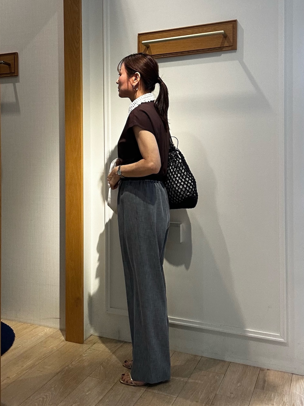 ホワイト系のテーラードジャケット、ブルー系のその他パンツ、ブラック系のTシャツ/カットソーを着用したレディースの春コーディネートの2枚目の写真