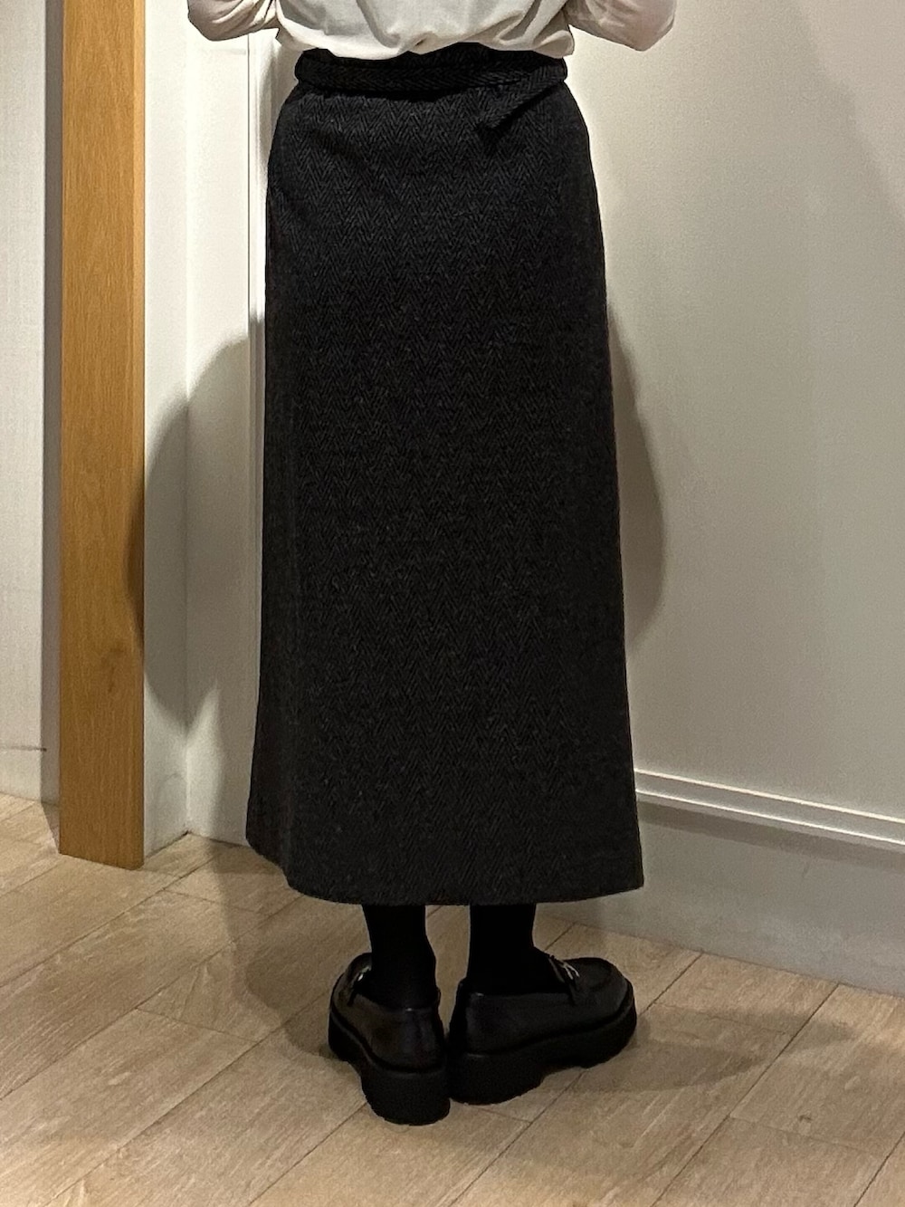 グレー系のブルゾン、ホワイト系のTシャツ/カットソー、グレー系のスカートを着用したレディースの秋コーディネートの10枚目の写真