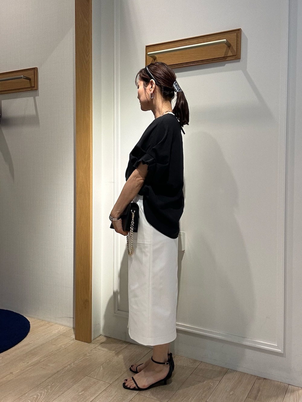 「ショルダーバッグ、モノトーン、大人女子、春、大人かわいい、春服、キレイめ、今日のコーデ、低身長女子、きれいめカジュアル、シャツスタイル、きれいめコーディネート、スカートスタイル、低身長コーデ、40代ファッション」｜「MICO COULIERのサップタンブラーシャツ（シャツ/ブラウス、グレー系）」を使った、daimonさん（骨格ナチュラル・レディース・154cm）の春コーディネートの3枚目の写真