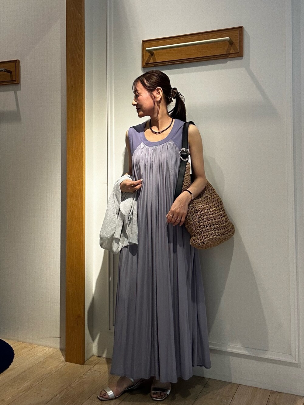 ホワイト系のカーディガン/ボレロ、パープル系のワンピースを着用したレディースの夏コーディネートの9枚目の写真