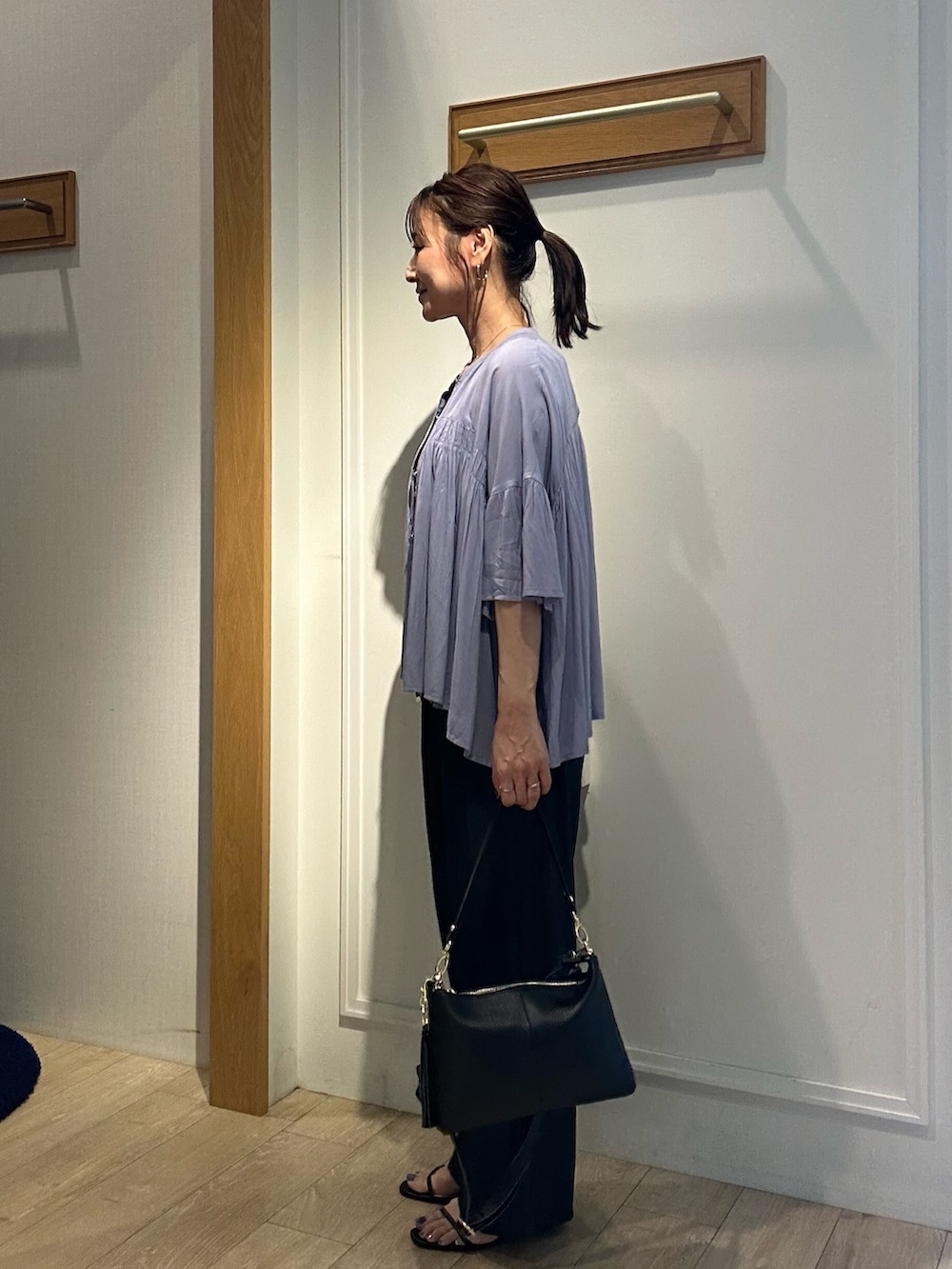 ブラック系のTシャツ/カットソー、ブラック系のその他パンツ、ブルー系のシャツ/ブラウスを着用したレディースの夏コーディネートの2枚目の写真