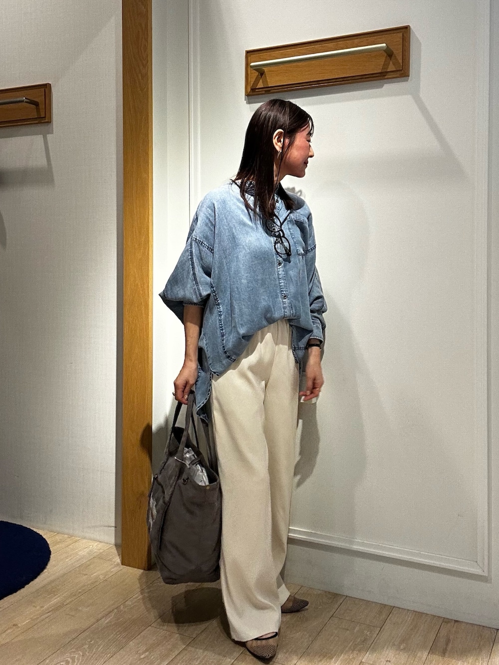 ブルー系のシャツ/ブラウス、ホワイト系のその他パンツ、ブルー系のその他アウターを着用したレディースの春コーディネートの5枚目の写真