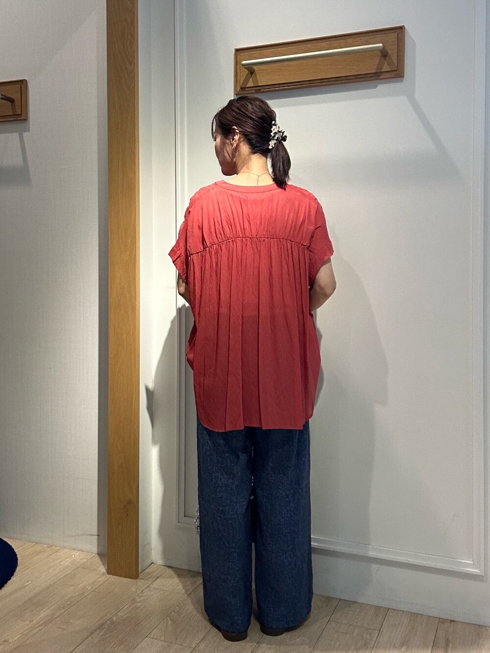 レッド系のシャツ/ブラウス、ホワイト系のTシャツ/カットソー、ブルー系のその他パンツを着用したレディースの夏コーディネートの4枚目の写真