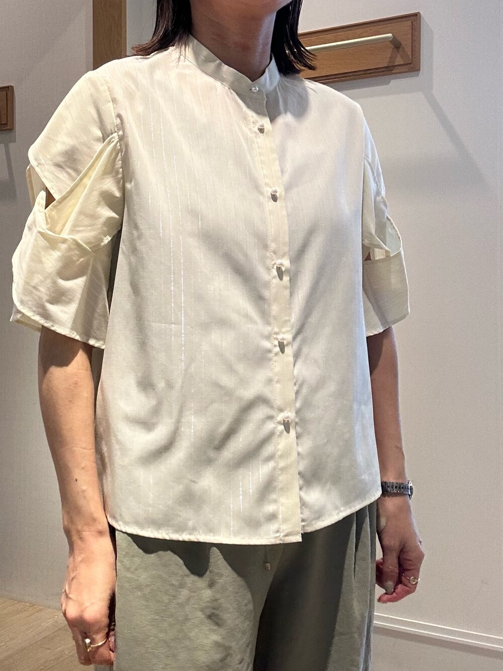 「柄シャツ、ワイドパンツ、サンダル、シャツスタイル、シンプルコーデ、きれいめコーデ、楽チンコーデ、大人女子、低身長女子、大人ファッション、低身長コーデ、おしゃれさんと繋がりたい、オフィスカジュアル、大人コーデ、アラフォー」｜「NOLLEY’Sのアイテム（バッグ、レッド系）」を使った、daimonさん（レディース・154cm）の春コーディネートの6枚目の写真