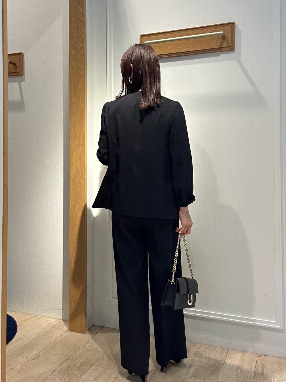 「春めき満開コーデ、春服、おでかけコーデ、ワントーンコーデ、スーツ、スーツスタイル、スーツコーデ、パンツスタイル、パンツ、パンツコーデ、ブラックスーツ、低身長、低身長コーデ、お仕事、お仕事コーデ」｜「NOLLEY'S LIGHTの《セットアップ対応》UVカットライトツイル ノーカラージャケット（ノーカラージャケット、ブラック系）」を使った、daimonさん（骨格ナチュラル・レディース・154cm）の春コーディネートの3枚目の写真