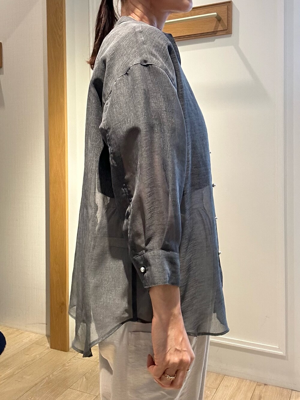 ベージュ系のその他パンツ、ブラック系のTシャツ/カットソー、グレー系のシャツ/ブラウスを着用したレディースの春コーディネートの6枚目の写真