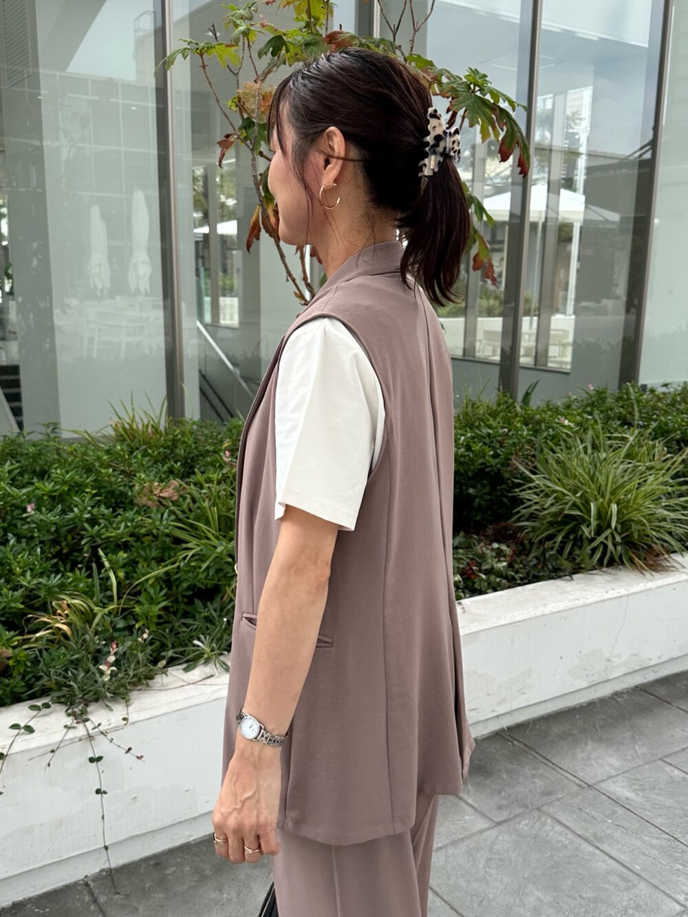 イエロー系のテーラードジャケット、イエロー系のその他パンツ、ホワイト系のTシャツ/カットソーを着用したレディースの夏コーディネートの6枚目の写真