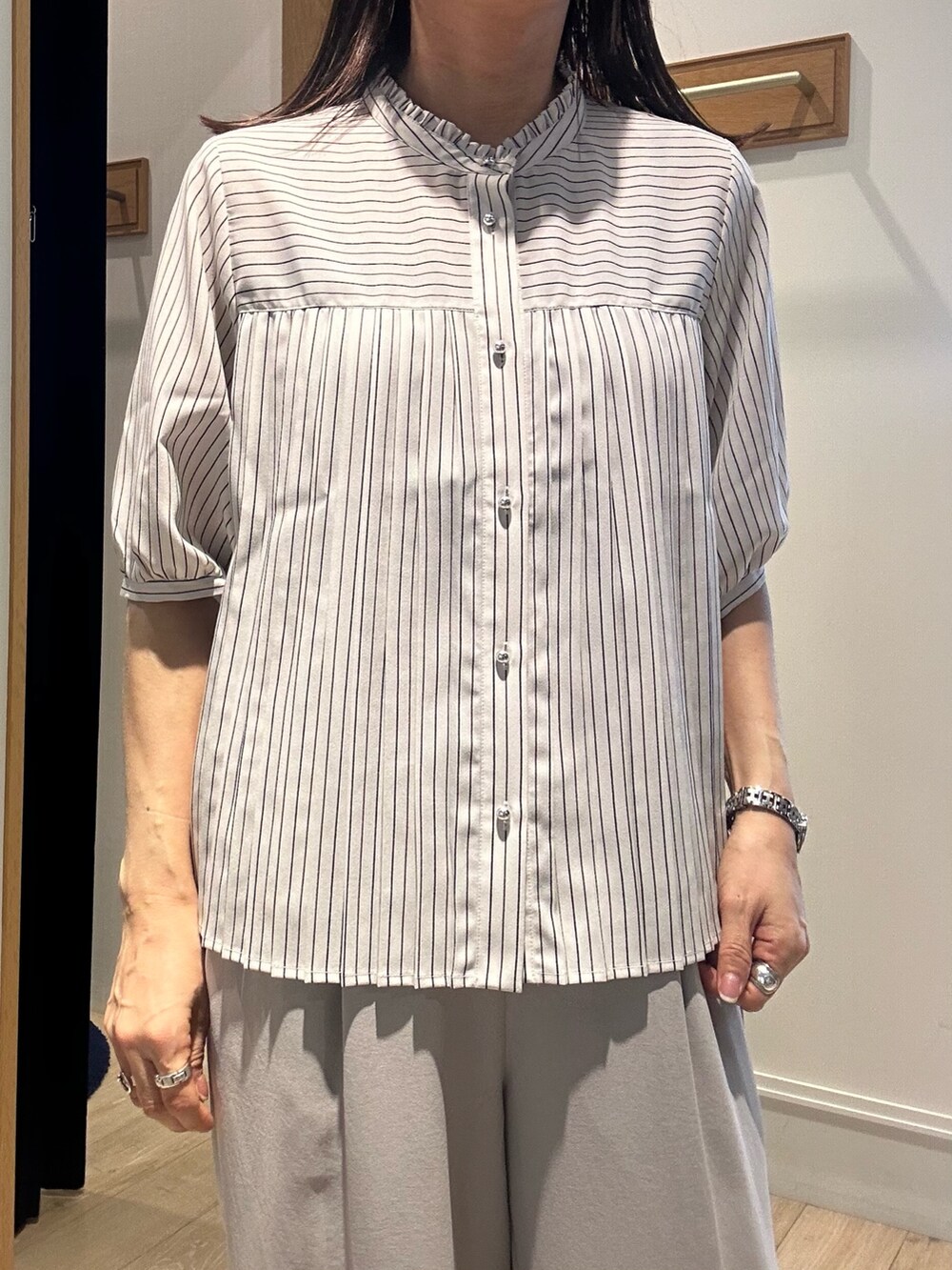 「春色、春めき満開コーデ、ストライプシャツ、オトナ女子、キレイめ、春服、ママファッション、ベージュ、シャツコーデ、セットアップ、セットアップスタイル、低身長、低身長コーデ、40代ファッション、40代」｜「MICO COULIERのジョーゼットプリーツブラウス（シャツ/ブラウス、ホワイト系）」を使った、daimonさん（骨格ナチュラル・レディース・154cm）の春コーディネートの4枚目の写真