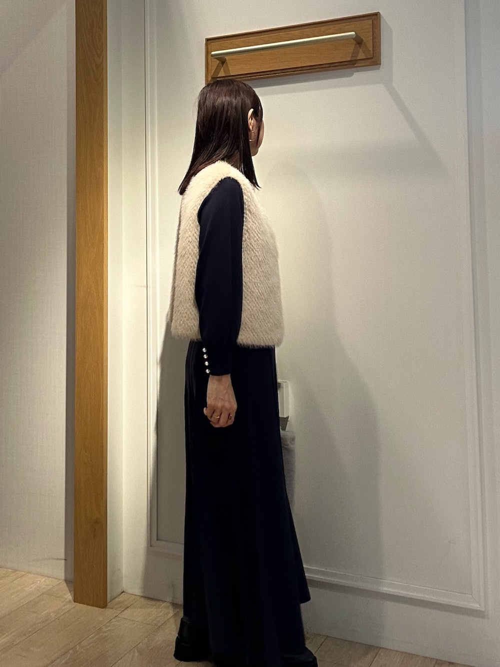 ブルー系のワンピース、グレー系のトートバッグ、ベージュ系のブルゾンを着用したレディースの秋コーディネートの4枚目の写真