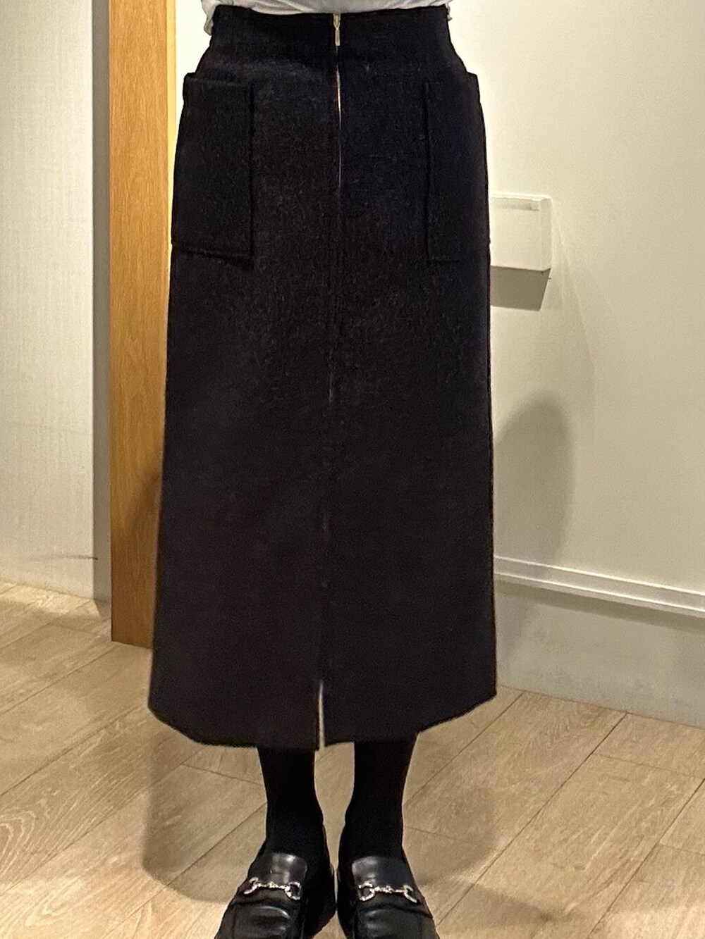 ホワイト系のTシャツ/カットソー、パープル系のスカート、グレー系のトートバッグを着用したレディースの秋コーディネートの9枚目の写真