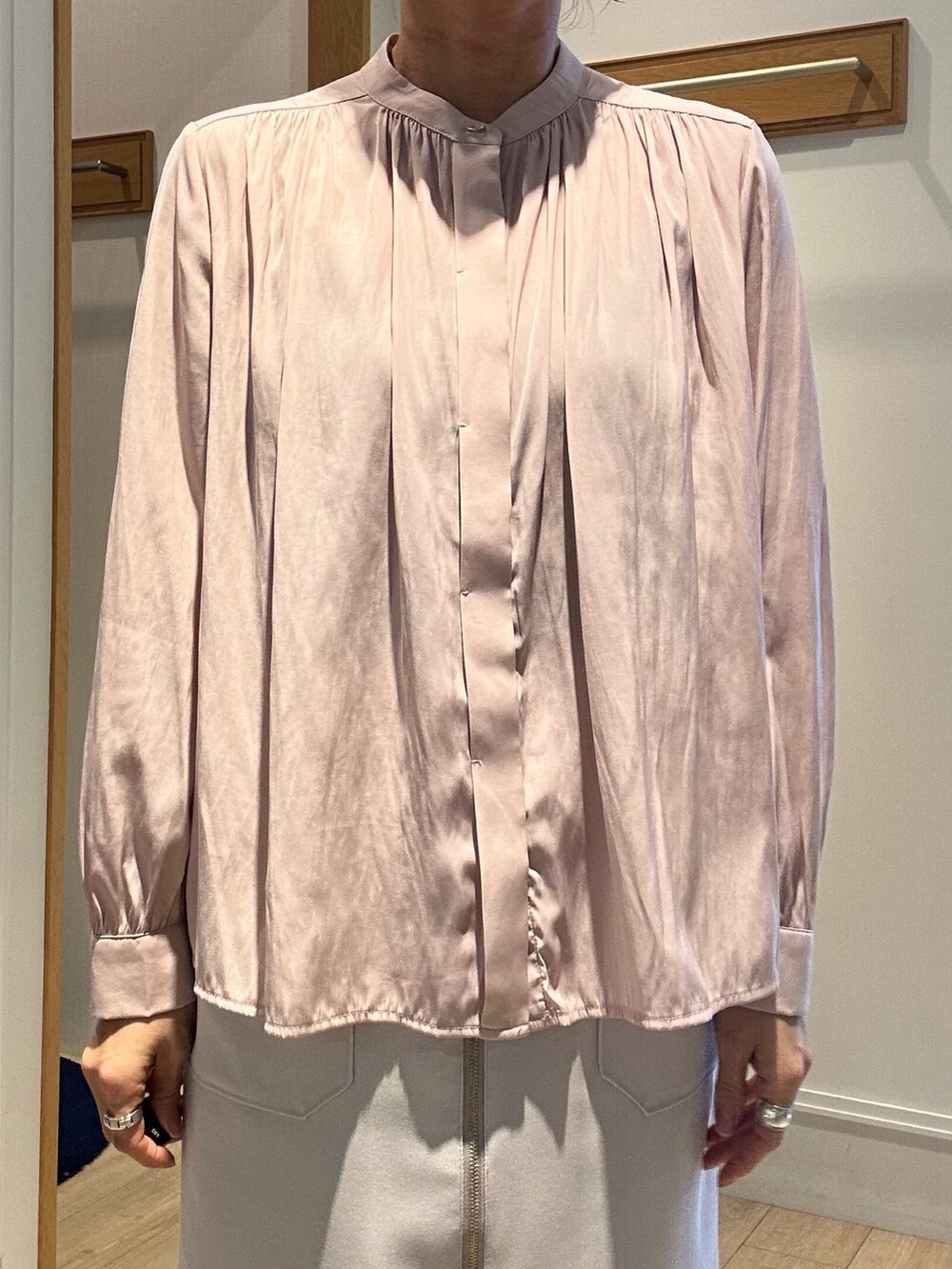 ピンク系のシャツ/ブラウス、ベージュ系のスカートを着用したレディースの春コーディネートの5枚目の写真