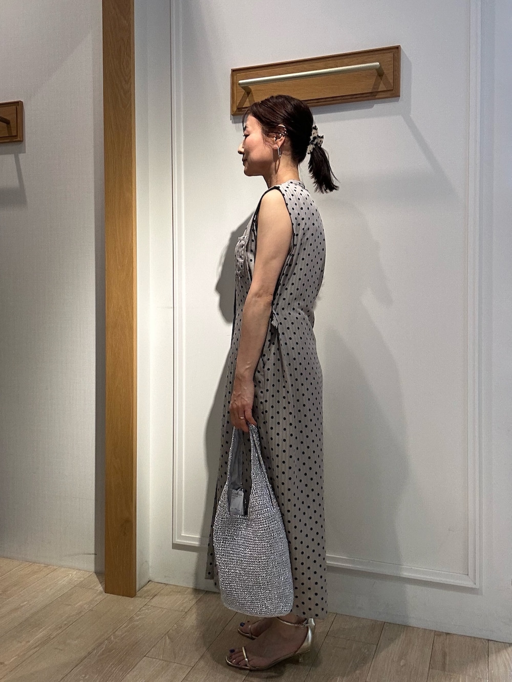 ベージュ系のワンピース、ブルー系のノーカラージャケット、グレー系のTシャツ/カットソーを着用したレディースの夏コーディネートの2枚目の写真