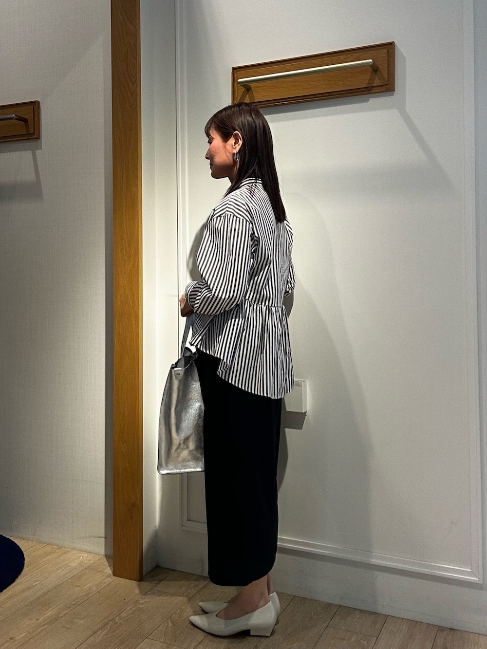 ブラック系のスカート、グレー系のシャツ/ブラウス、イエロー系のブルゾンを着用したレディースの春コーディネートの8枚目の写真