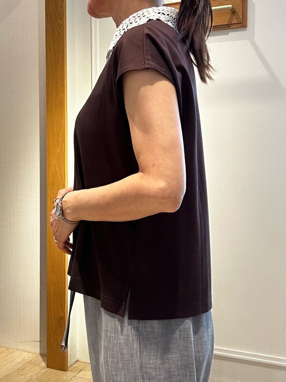 ホワイト系のテーラードジャケット、ブルー系のその他パンツ、ブラック系のTシャツ/カットソーを着用したレディースの春コーディネートの5枚目の写真