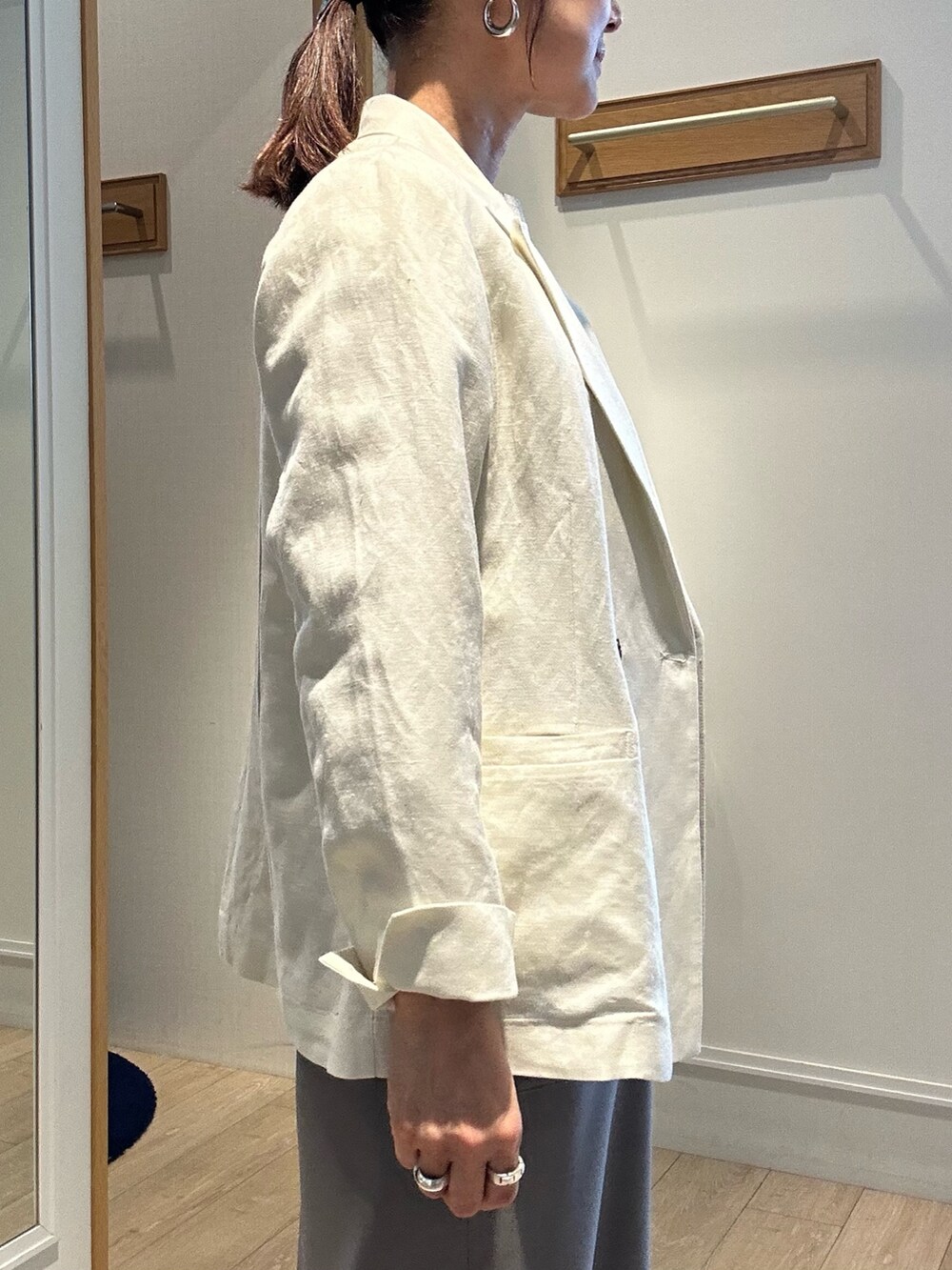 ホワイト系のテーラードジャケット、ホワイト系のTシャツ/カットソー、グレー系のスカートを着用したレディースの春コーディネートの5枚目の写真