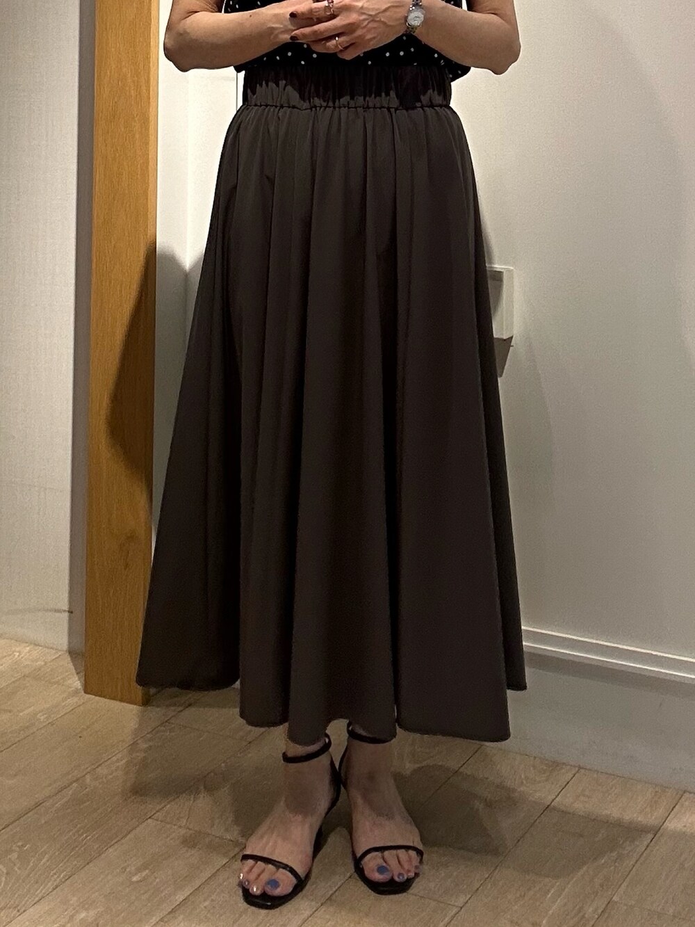 ブラック系のシャツ/ブラウス、グレー系のスカート、ベージュ系のボストンバッグを着用したレディースの夏コーディネートの8枚目の写真