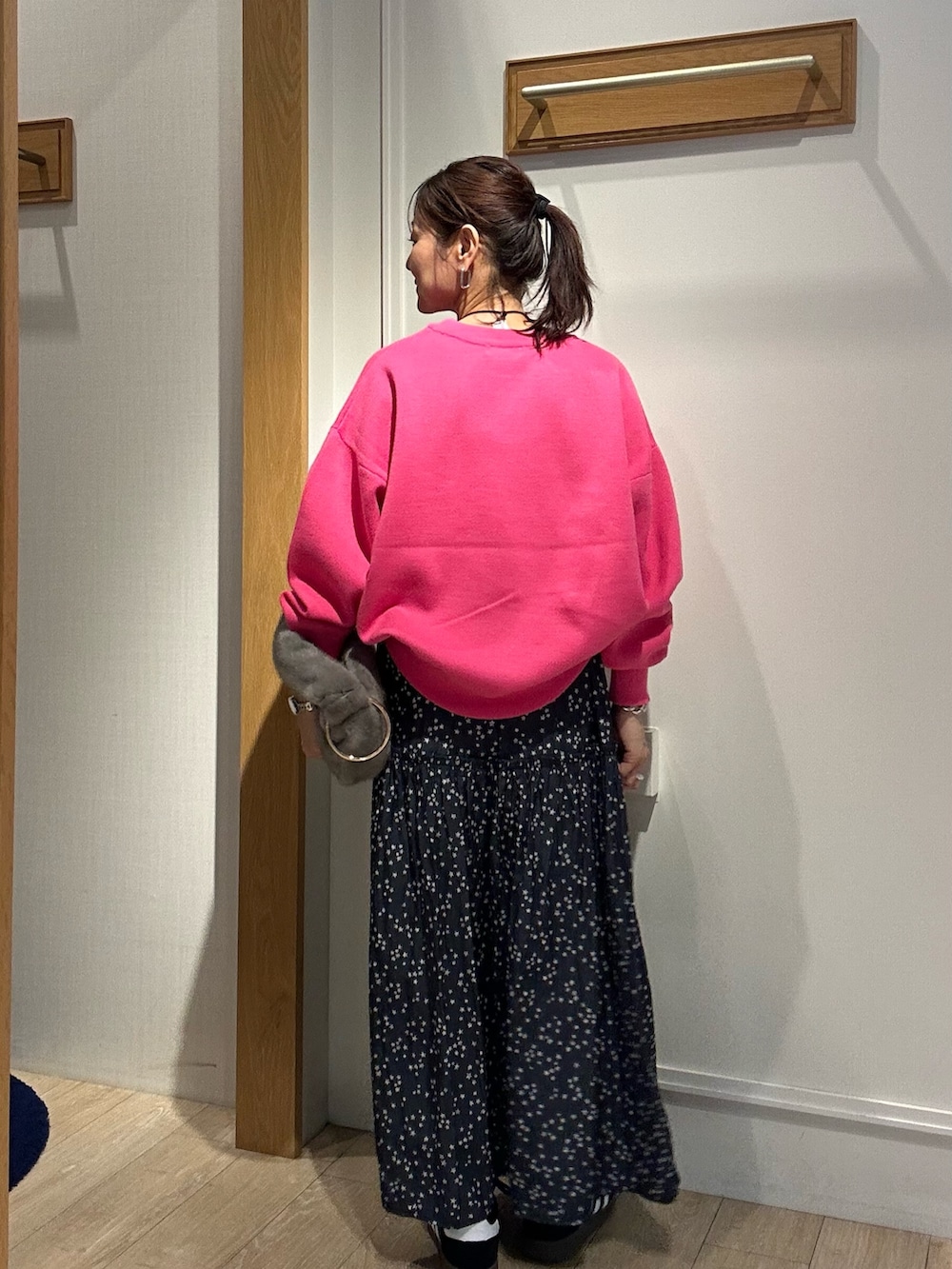 ピンク系のニット/セーターを着用したレディースの秋コーディネートの4枚目の写真