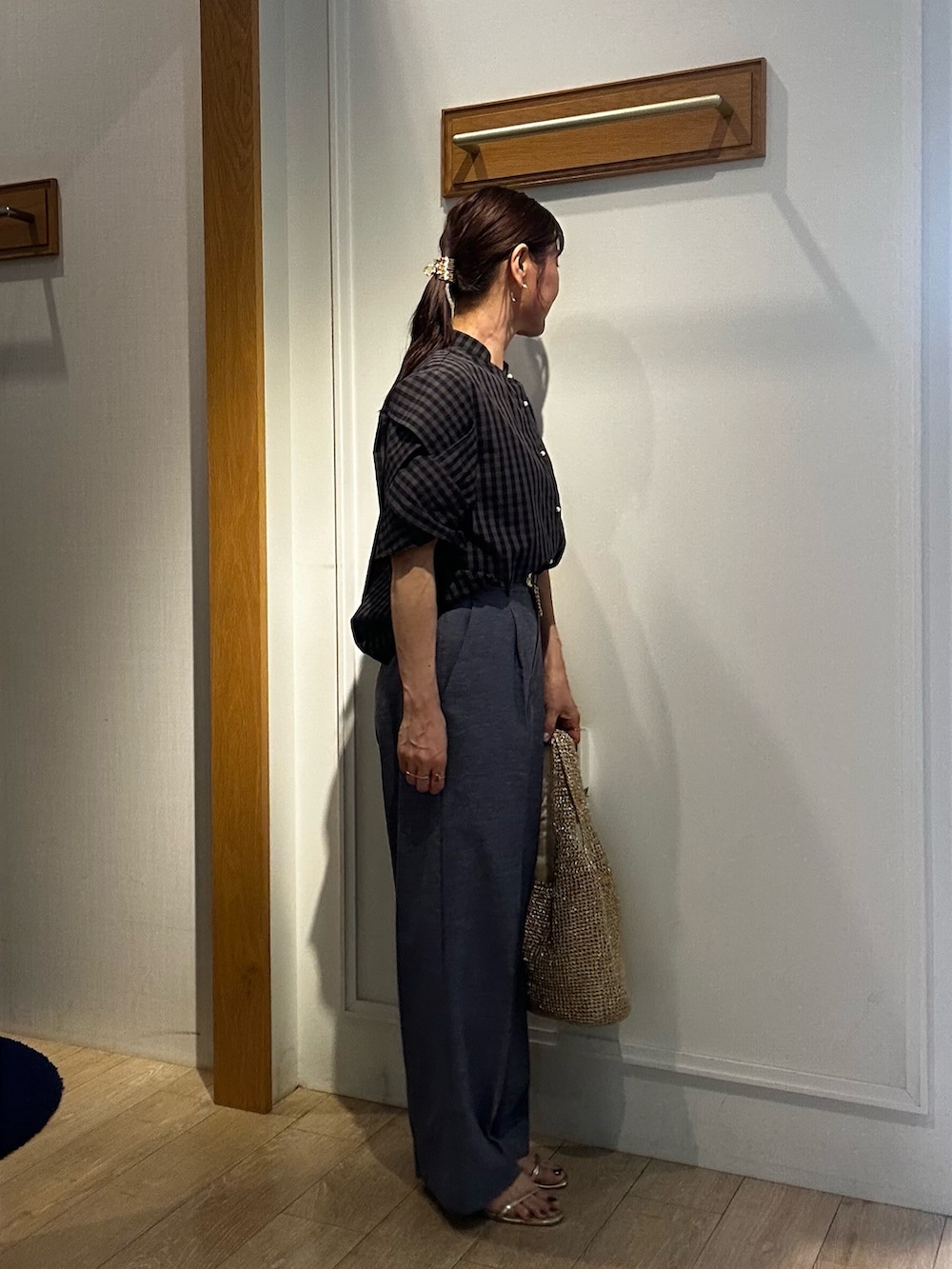 グレー系のシャツ/ブラウス、ゴールド系のトートバッグ、ブルー系のその他パンツを着用したレディースの春コーディネートの2枚目の写真