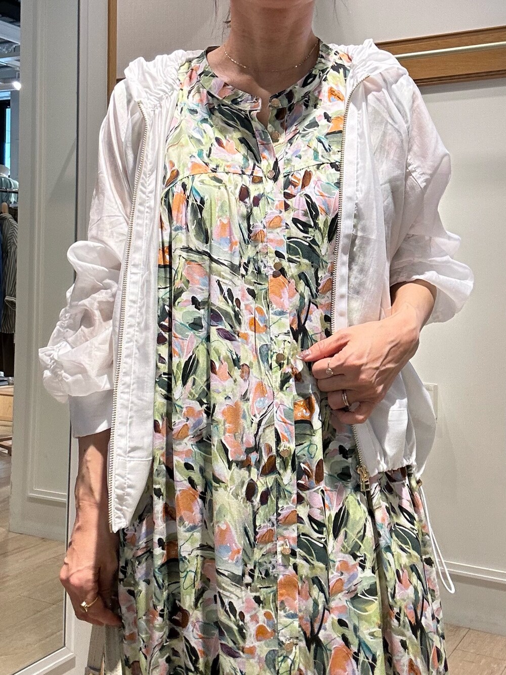 ホワイト系のブルゾン、グリーン系のワンピースを着用したレディースの夏コーディネートの6枚目の写真