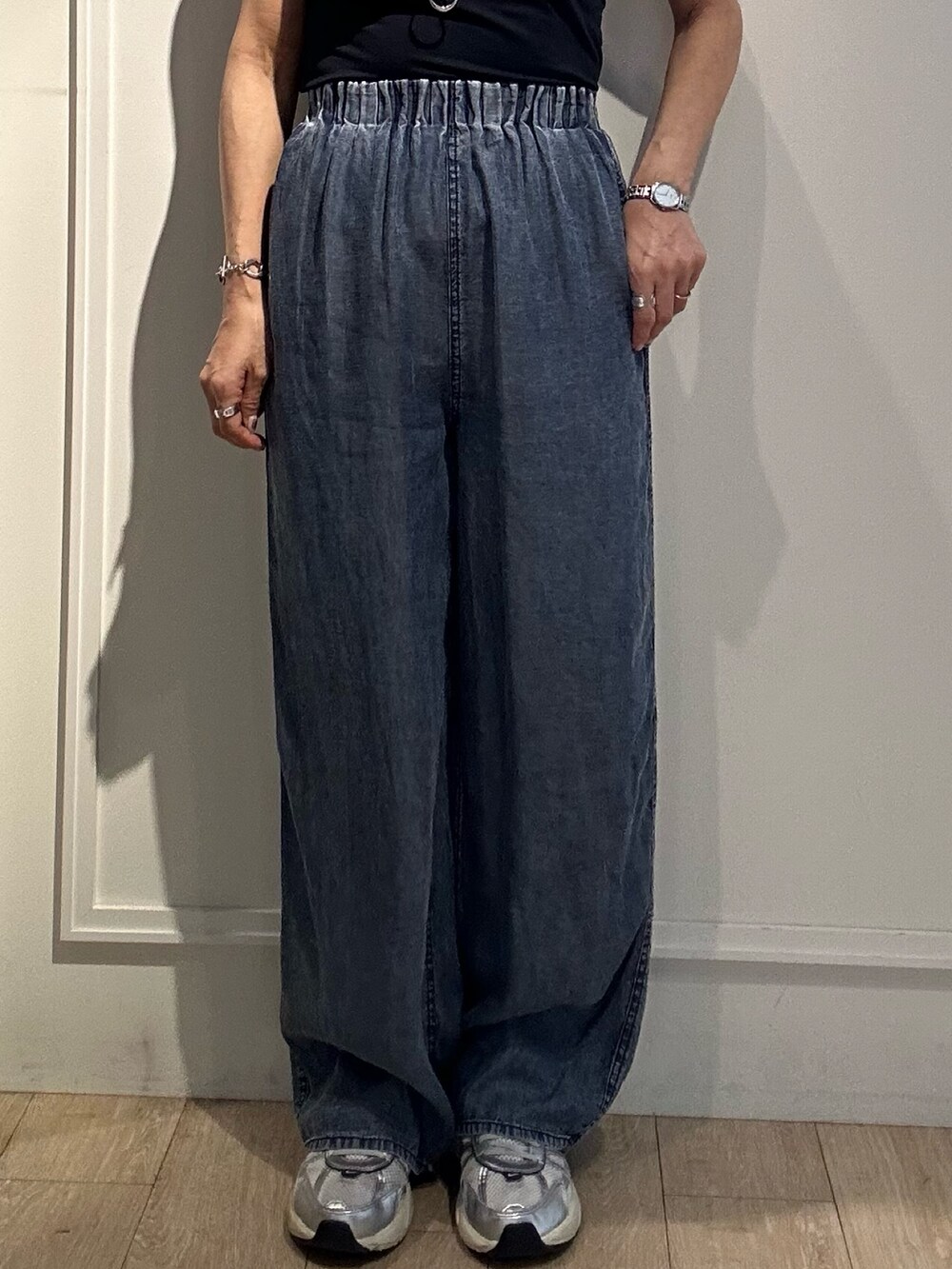 グレー系のTシャツ/カットソー、ブルー系のデニムパンツ、ブラウン系のブルゾンを着用したレディースの秋コーディネートの5枚目の写真