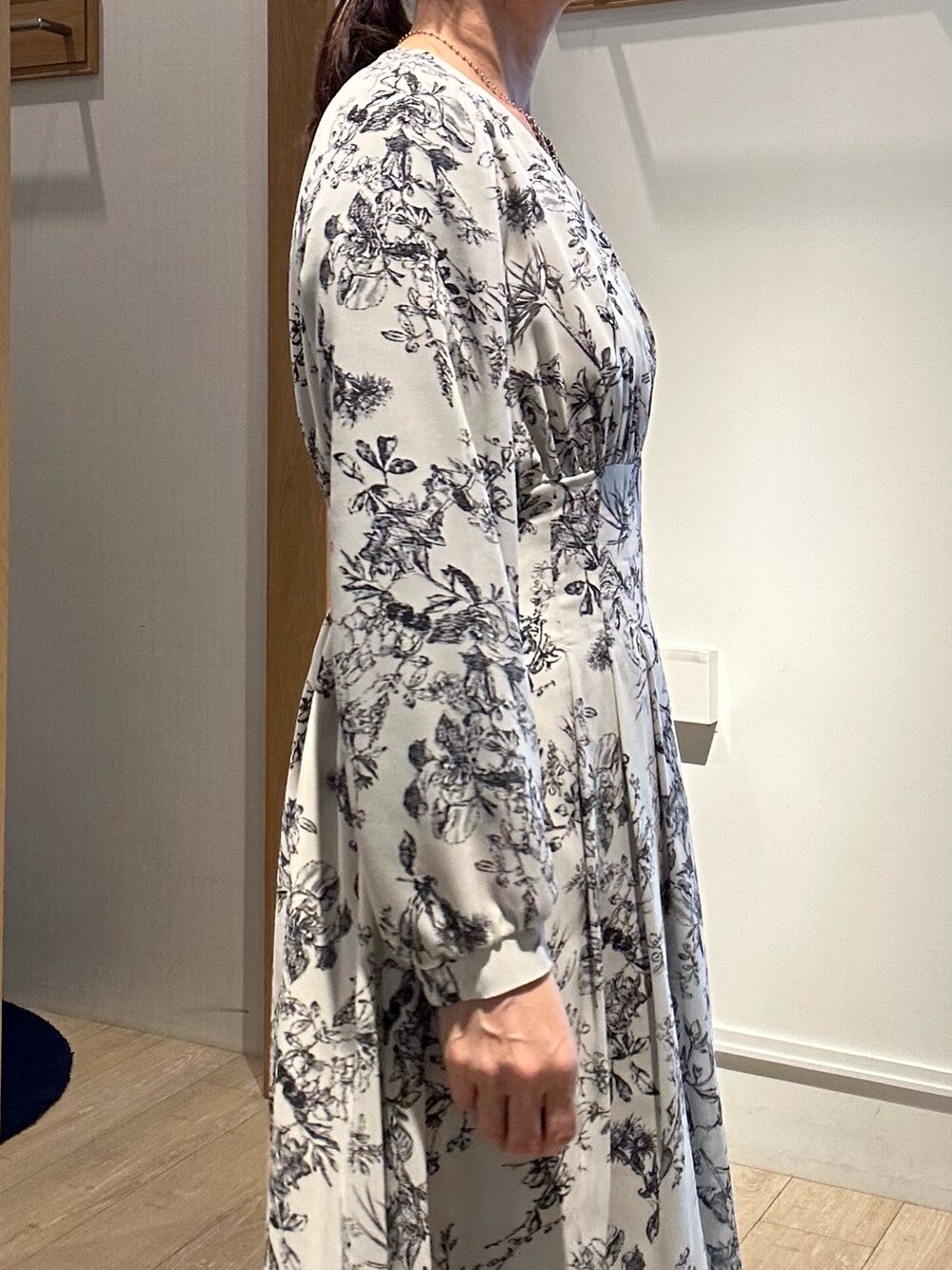 ベージュ系のワンピース、ブルー系のテーラードジャケットを着用したレディースの春コーディネートの8枚目の写真