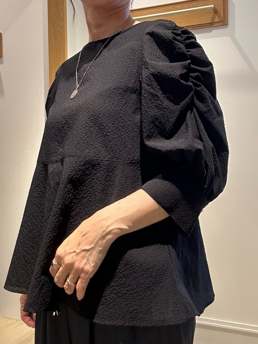 ブラック系のシャツ/ブラウス、ブラック系のその他パンツ、ブラック系のバックパック/リュックを着用したレディースの夏コーディネートの6枚目の写真