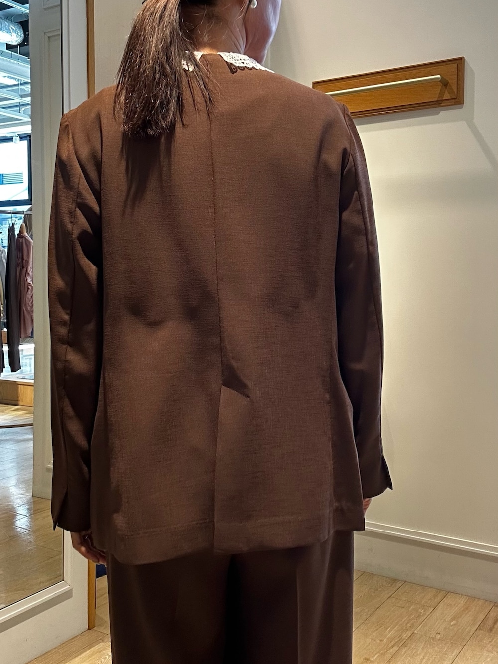 ブラウン系のノーカラージャケット、ブルー系のシャツ/ブラウス、ホワイト系のその他パンツを着用したレディースの春コーディネートの10枚目の写真