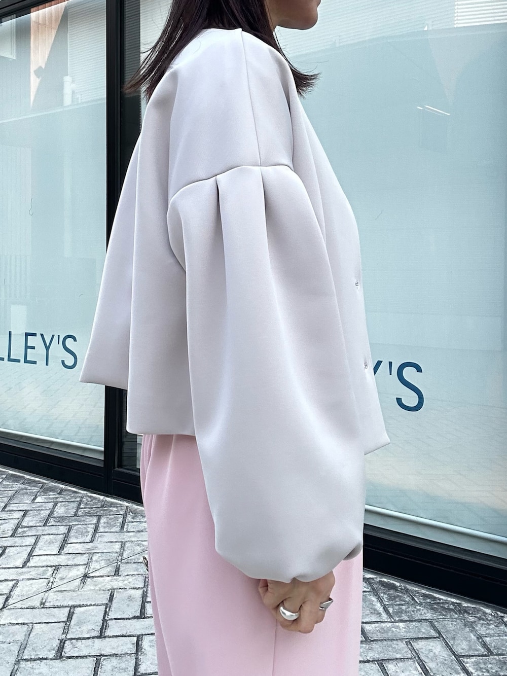 ピンク系のその他パンツ、ベージュ系のブルゾン、ホワイト系のシャツ/ブラウスを着用したレディースの冬コーディネートの5枚目の写真