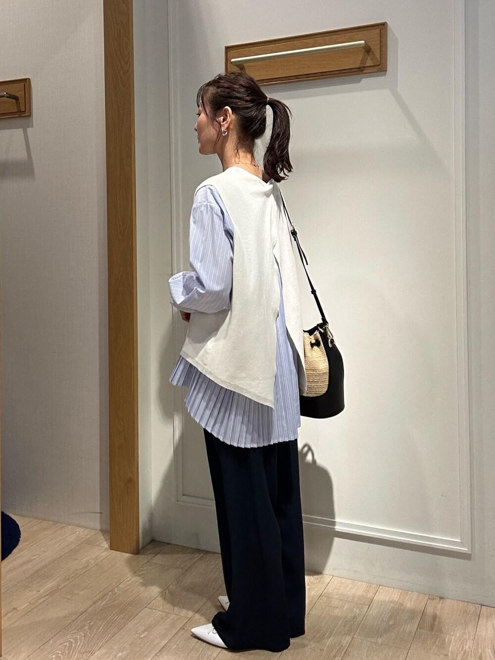 「春コーデ、春、オトナ女子、おでかけコーデ、パンツコーデ、オトナカジュアル、ラクチンコーデ、大人可愛い、はるコーデ、お出かけコーデ、春カラー、大人コーデ、休日スタイル、レイヤードスタイル、ショルダーバッグ」｜「MICO COULIERのミラノリブベスト+ブラウスセット（ニット/セーター、ホワイト系）」を使った、daimonさん（骨格ナチュラル・レディース・154cm）の春コーディネートの2枚目の写真