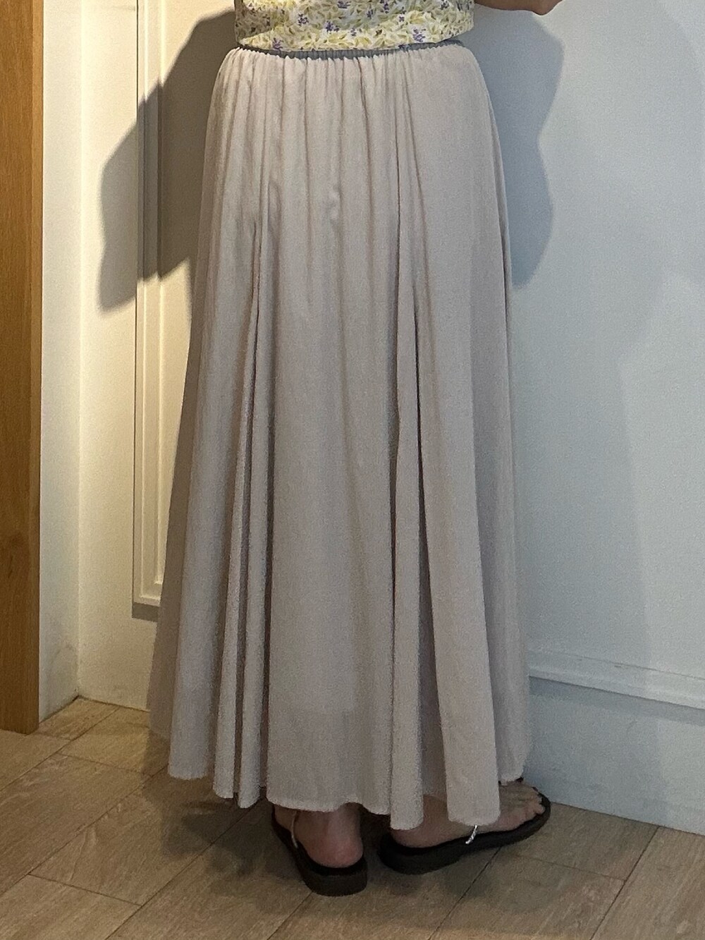 ホワイト系のスカート、イエロー系のシャツ/ブラウス、ゴールド系のネックレスを着用したレディースの春コーディネートの9枚目の写真