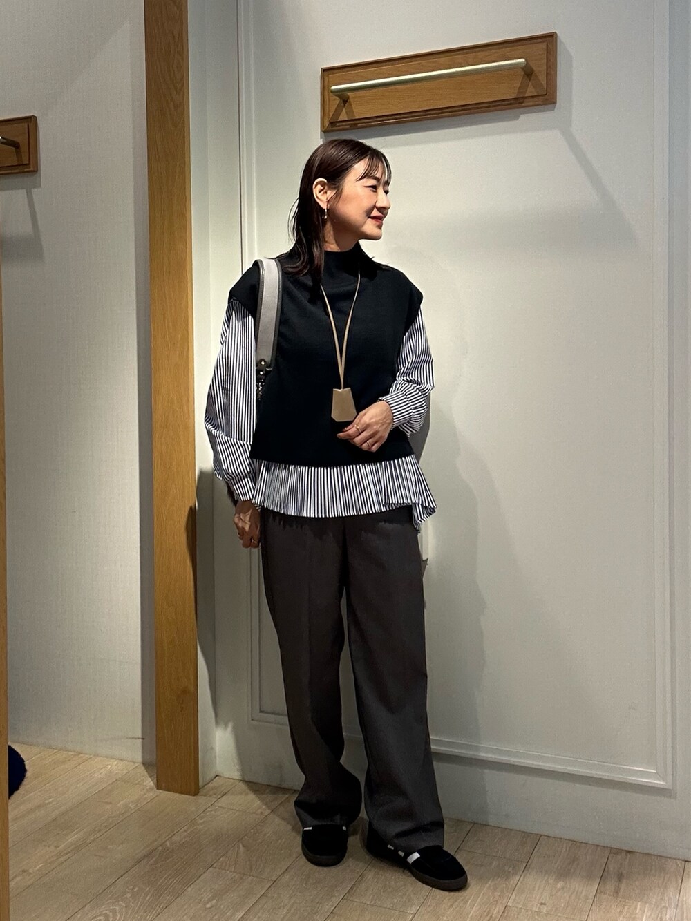 ブラック系のブルゾン、ブラック系のニット/セーター、グレー系のその他パンツを着用したレディースの秋コーディネートの8枚目の写真