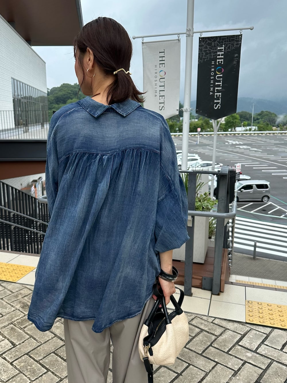 ホワイト系のTシャツ/カットソー、ベージュ系のその他パンツ、ブラック系のバックパック/リュックを着用したレディースの夏コーディネートの9枚目の写真