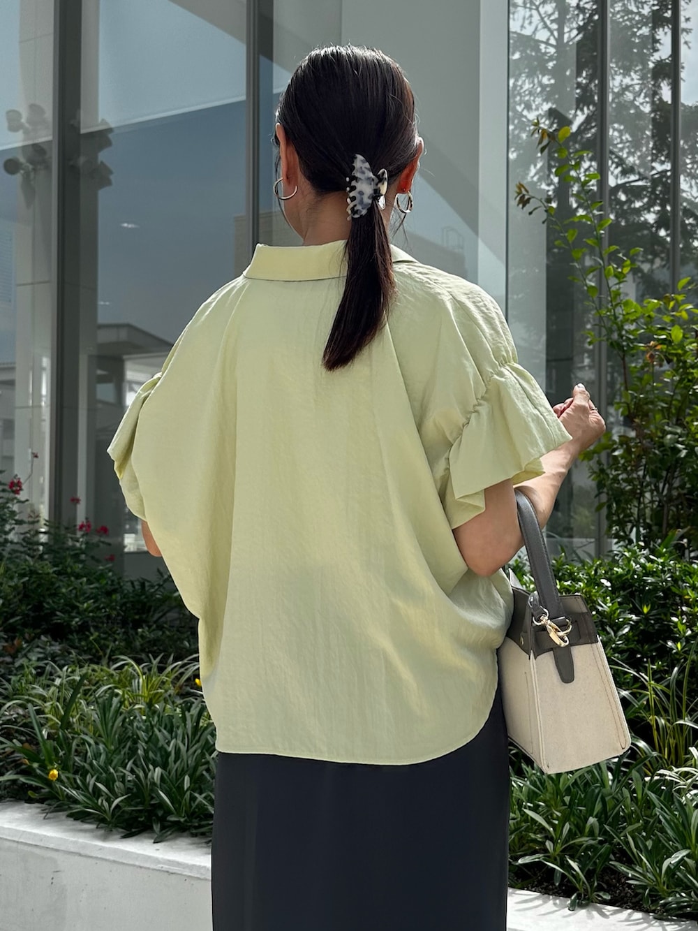 イエロー系のシャツ/ブラウス、ホワイト系のTシャツ/カットソー、グレー系のスカートを着用したレディースの夏コーディネートの7枚目の写真