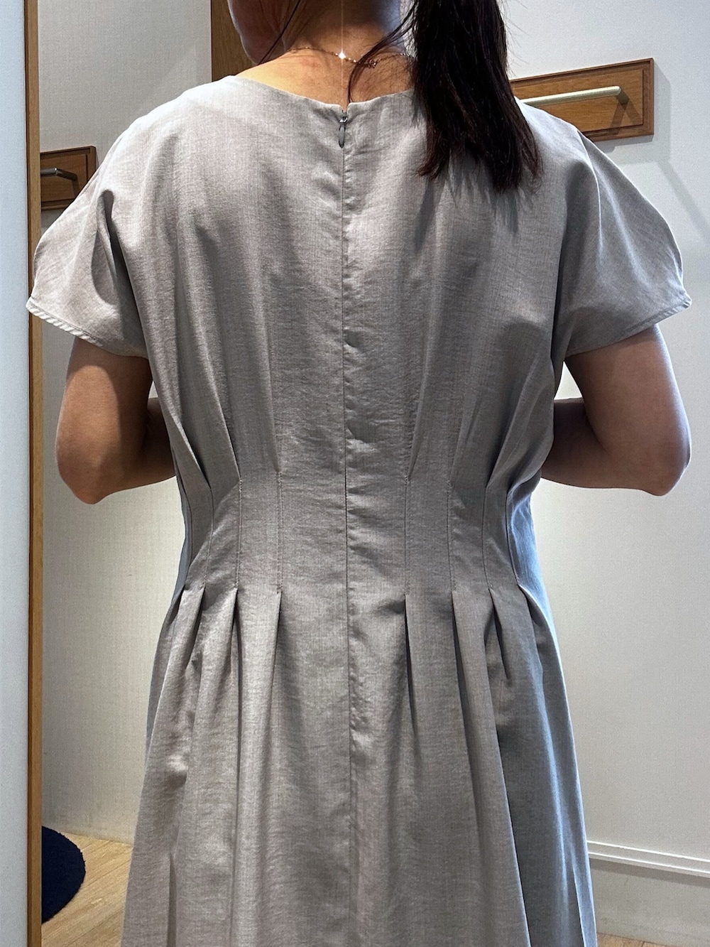 ベージュ系のワンピース、ブルー系のカーディガン/ボレロ、グレー系のショルダーバッグを着用したレディースの春コーディネートの7枚目の写真