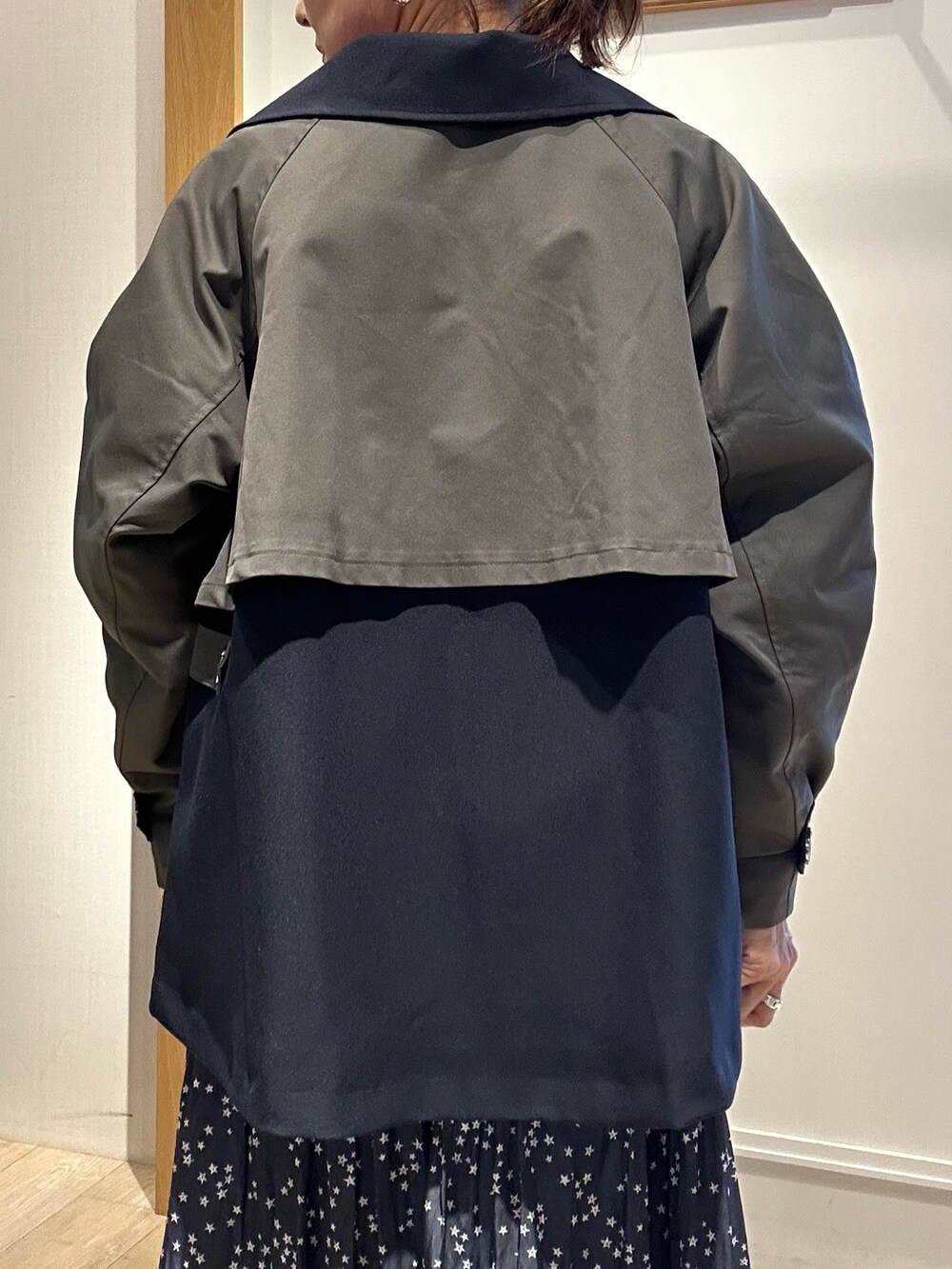 グレー系のトレンチコート、ピンク系のニット/セーターを着用したレディースの秋コーディネートの9枚目の写真