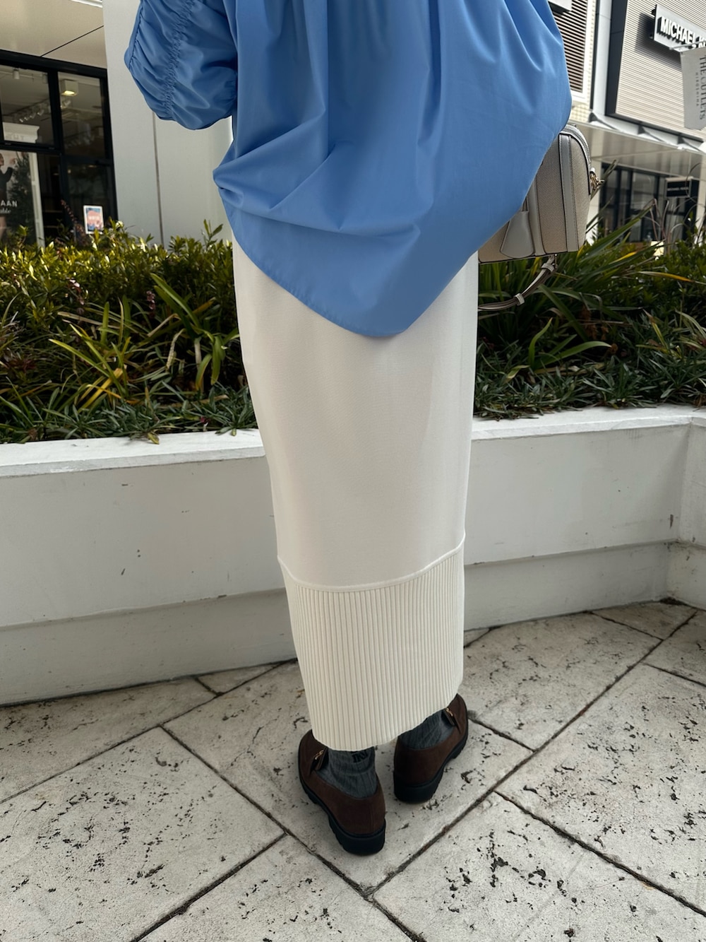 ホワイト系のパーカー、ホワイト系のスカート、ブルー系のシャツ/ブラウスを着用したレディースの冬コーディネートの9枚目の写真