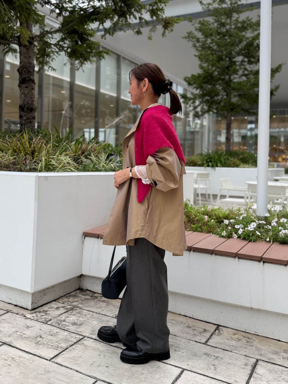 イエロー系のダッフルコート、ブラック系のその他パンツ、ホワイト系のシャツ/ブラウスを着用したレディースの秋コーディネートの2枚目の写真