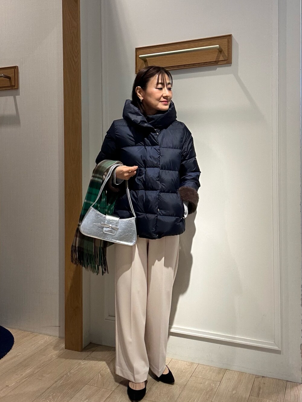 「冬アウター、おでかけコーデ、秋冬コーデ、シンフルコーデ、休日コーデ、キレイめ、カーディガン、低身長女子、お仕事コーデ、ダウン、ダウンジャケット、ダウンコート、ダウンコーデ、ツイード、ツイードジャケット」｜「MICO COULIERのハイストレッチジョーゼットパンツ（その他パンツ、ホワイト系）」を使った、daimonさん（骨格ナチュラル・レディース・154cm）の冬コーディネートの8枚目の写真
