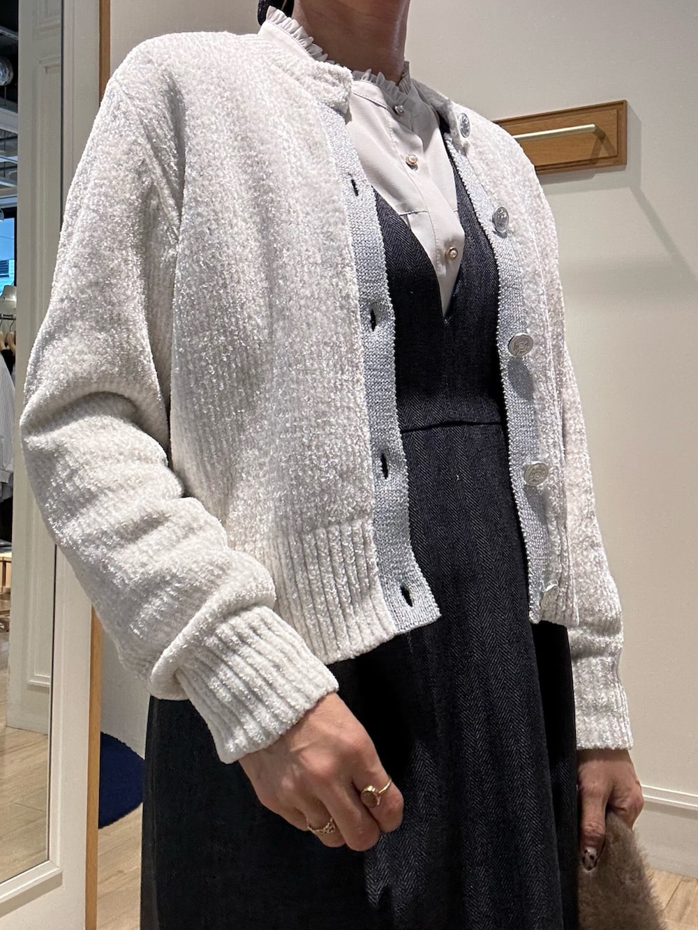 ベージュ系のシャツ/ブラウス、ホワイト系のカーディガン/ボレロ、グレー系のワンピースを着用したレディースの秋コーディネートの6枚目の写真