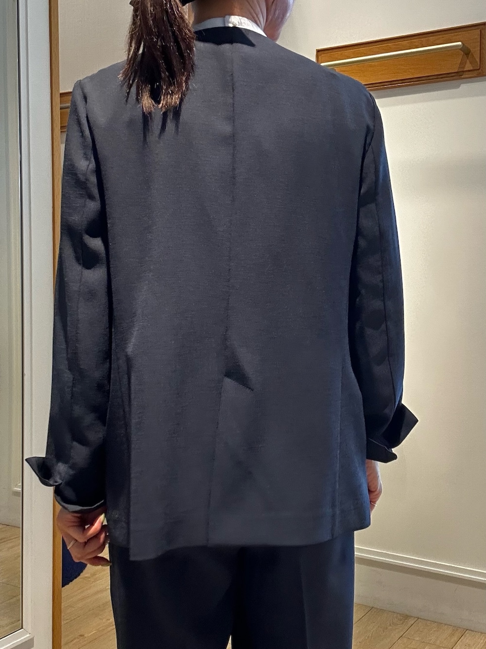 ブルー系のノーカラージャケット、ブルー系のその他パンツ、ブルー系のシャツ/ブラウスを着用したレディースの春コーディネートの8枚目の写真