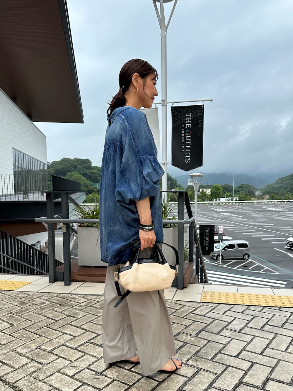 ホワイト系のTシャツ/カットソー、ベージュ系のその他パンツ、ブラック系のバックパック/リュックを着用したレディースの夏コーディネートの4枚目の写真